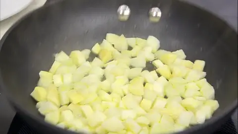 Añádelos a la sartén, sazona y cocínalos Añádelos a la sartén, sazona y cocínalos