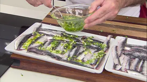 Sazona los fletes de anchoa y riégalos con la mezcla. Sazona los fletes de anchoa y riégalos con la mezcla.