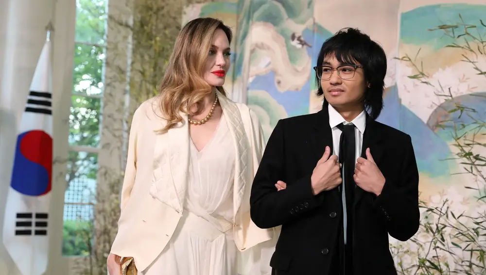 Angelina Jolie con su hijo Maddox en la Casa Blanca