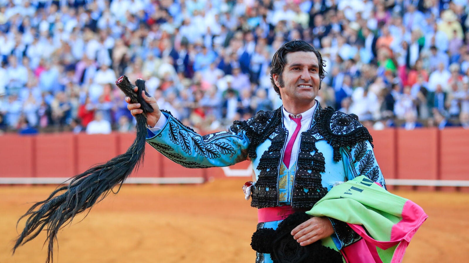 Morante de la Puebla hace historia en Sevilla