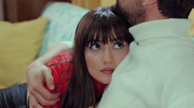 Zeynep se apoya en Alihan: “Vivir con una madre ambiciosa no fue fácil”