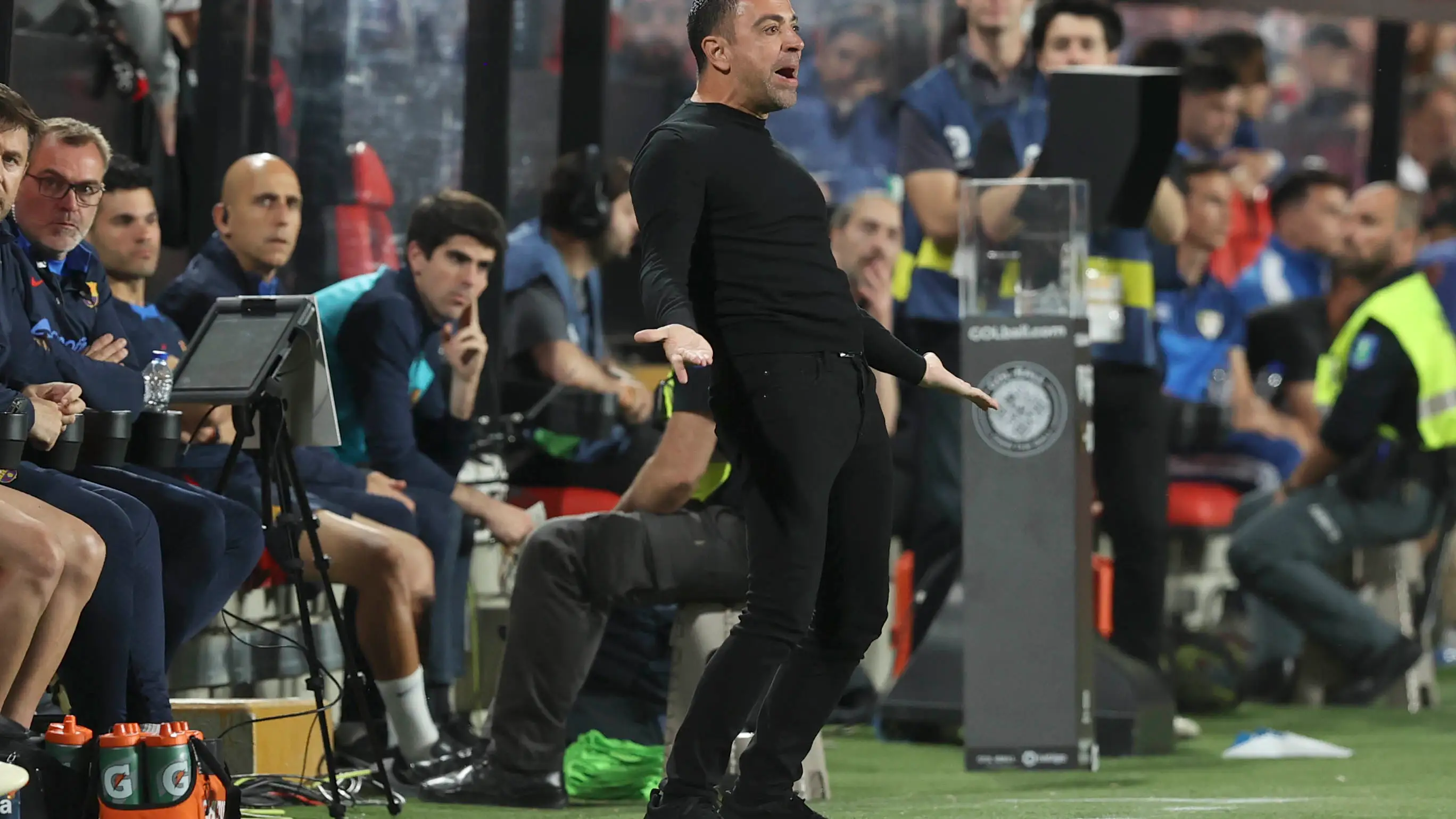 Xavi Hern&aacute;ndez gesticula en la banda de Vallecas