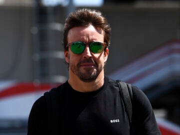 Fernando Alonso, sonriente en el paddock de Bakú