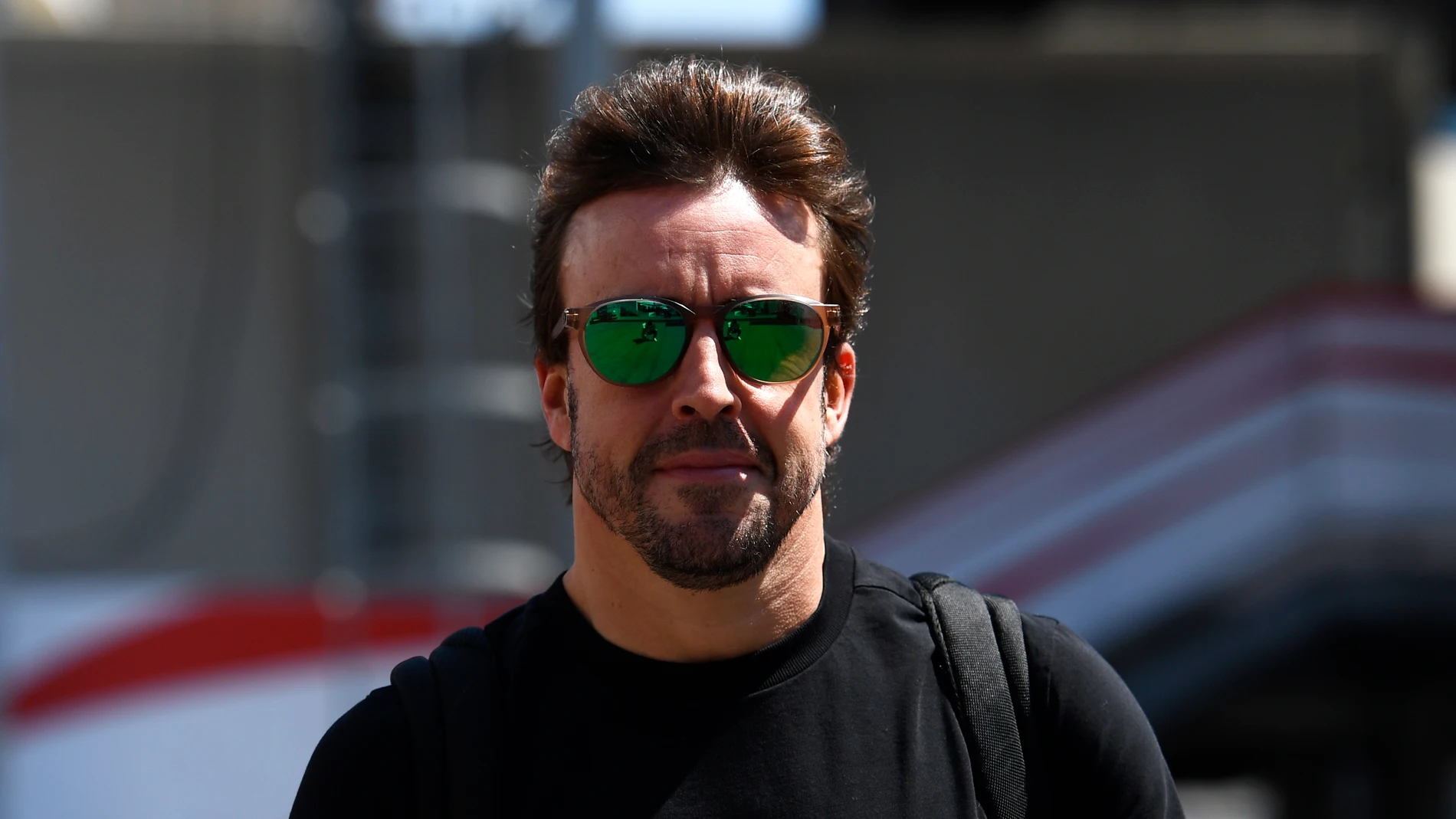 Fernando Alonso, sonriente en el paddock de Bakú