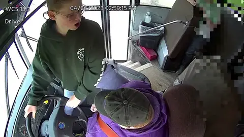 El niño salva a sus compañeros al detener el bus
