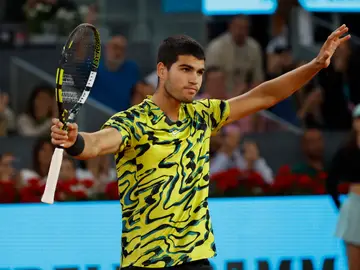 Carlos Alcaraz celebra su victoria ante Dimitrov en Madrid Carlos Alcaraz celebra su victoria ante Dimitrov en Madrid