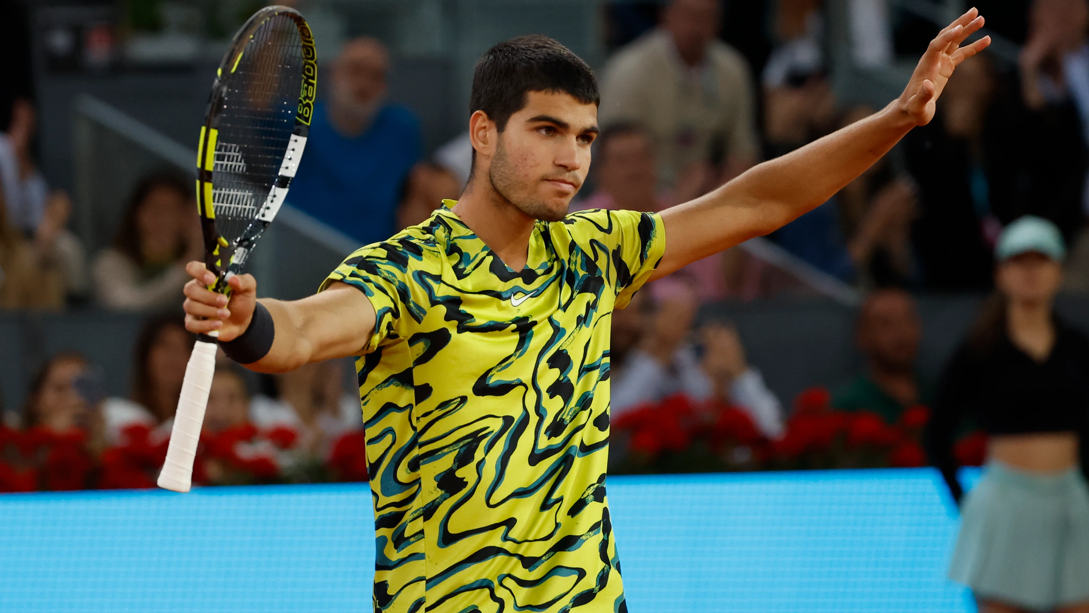 Carlos Alcaraz celebra su victoria ante Dimitrov en Madrid