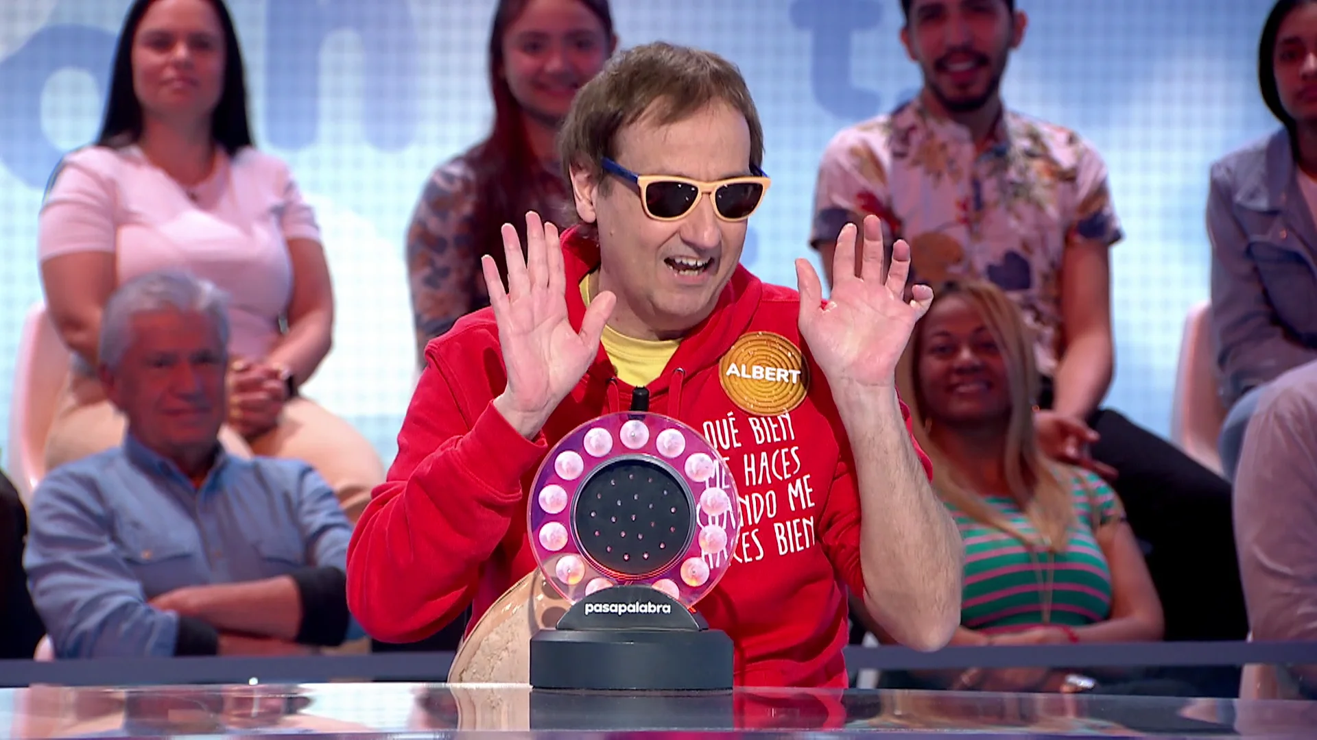 Albert Espinosa, tan &ldquo;c&oacute;modo&rdquo; que se &lsquo;desmonta&rsquo; la pierna izquierda en pleno directo