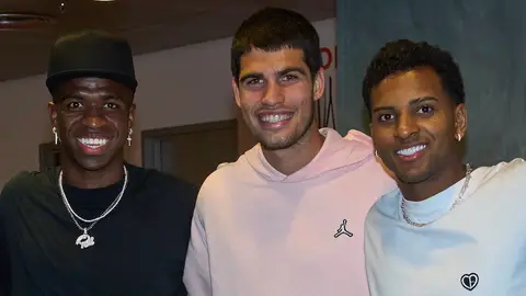 Carlos Alcaraz posa junto a Vinícius Jr. y Rodrygo Goes en la Caja Mágica Carlos Alcaraz posa junto a Vinícius Jr. y Rodrygo Goes en la Caja Mágica