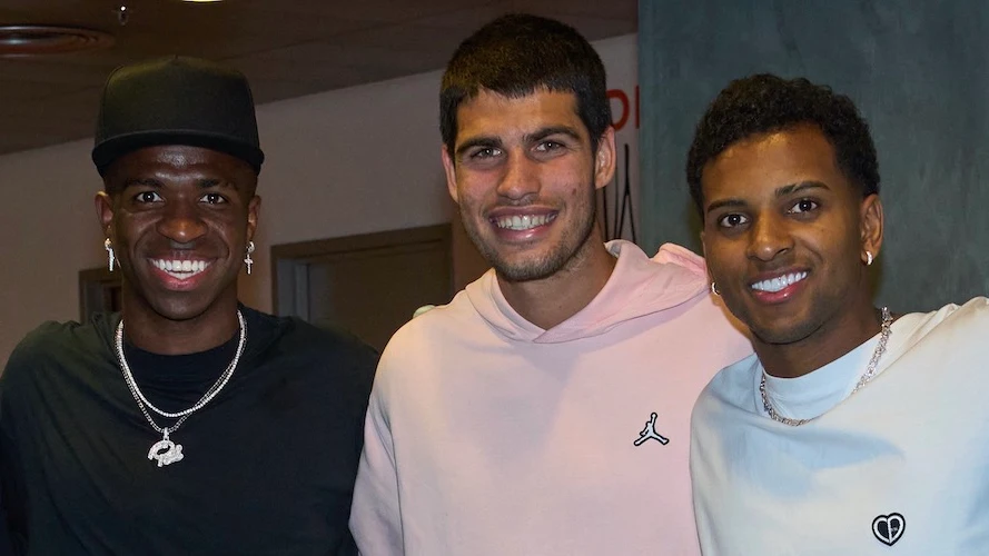 Carlos Alcaraz posa junto a Vinícius Jr. y Rodrygo Goes en la Caja Mágica Carlos Alcaraz posa junto a Vinícius Jr. y Rodrygo Goes en la Caja Mágica