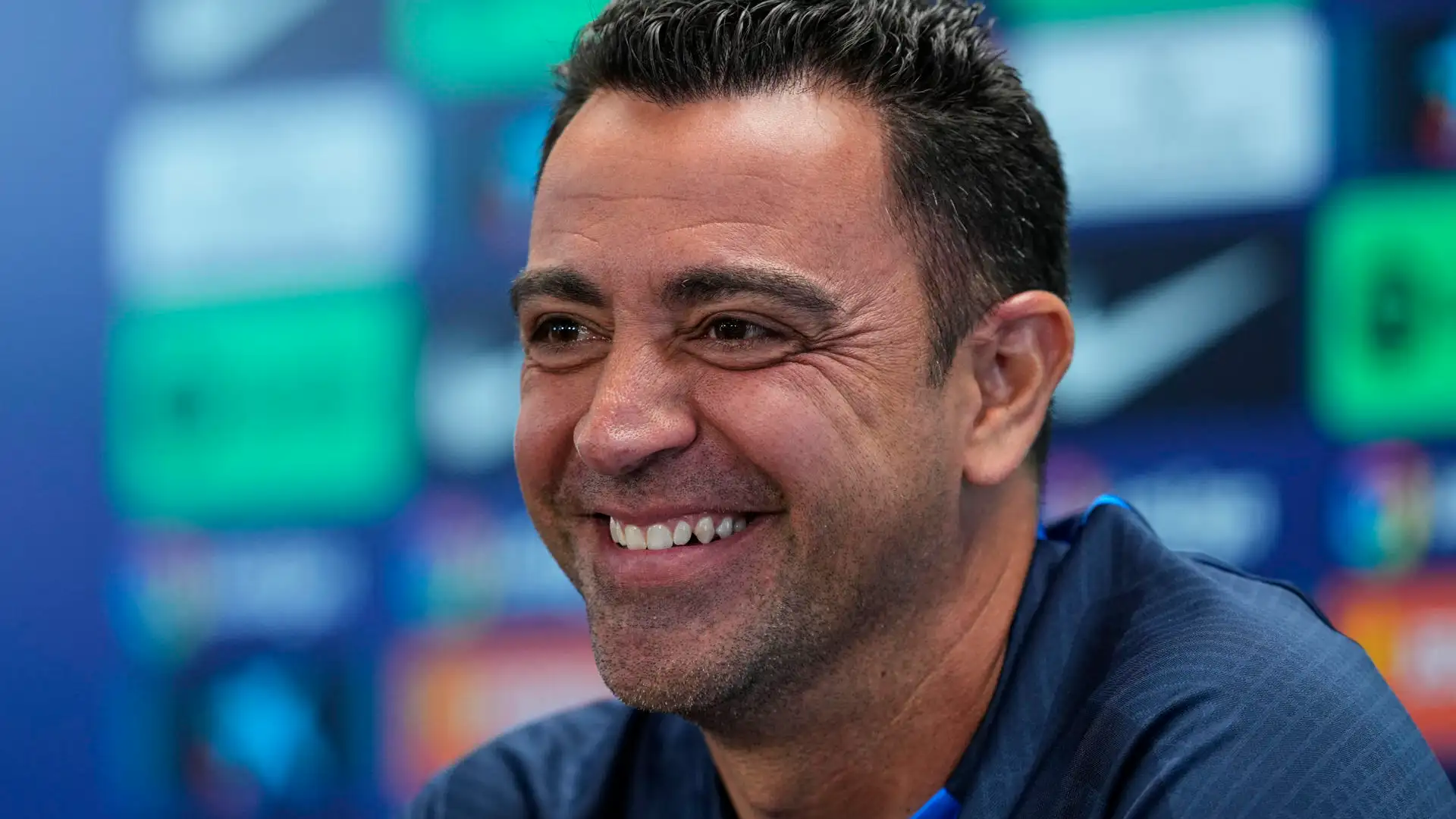 Xavi, sonriente en rueda de prensa