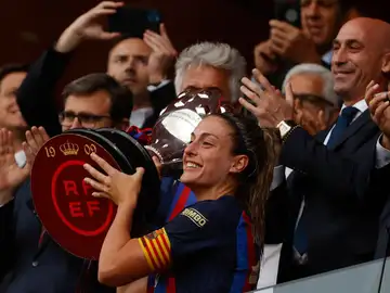 Alexia Putellas, sonriente con el trofeo de Liga Alexia Putellas, sonriente con el trofeo de Liga