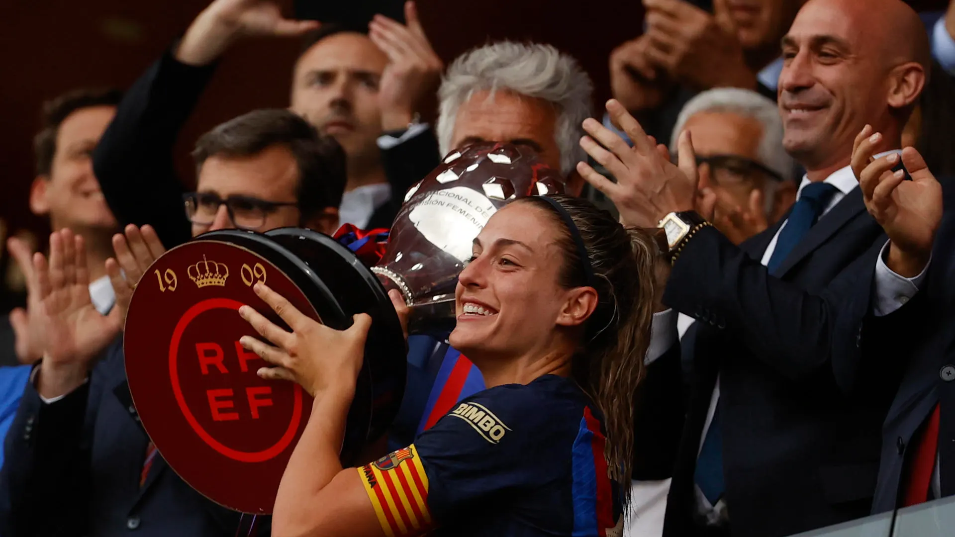Alexia Putellas, sonriente con el trofeo de Liga