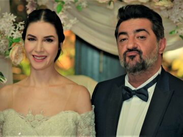 Akif y Suzan se convierten en marido y mujer ante la atenta mirada de Nebahat que...&iexcl;se queda sin palabras!