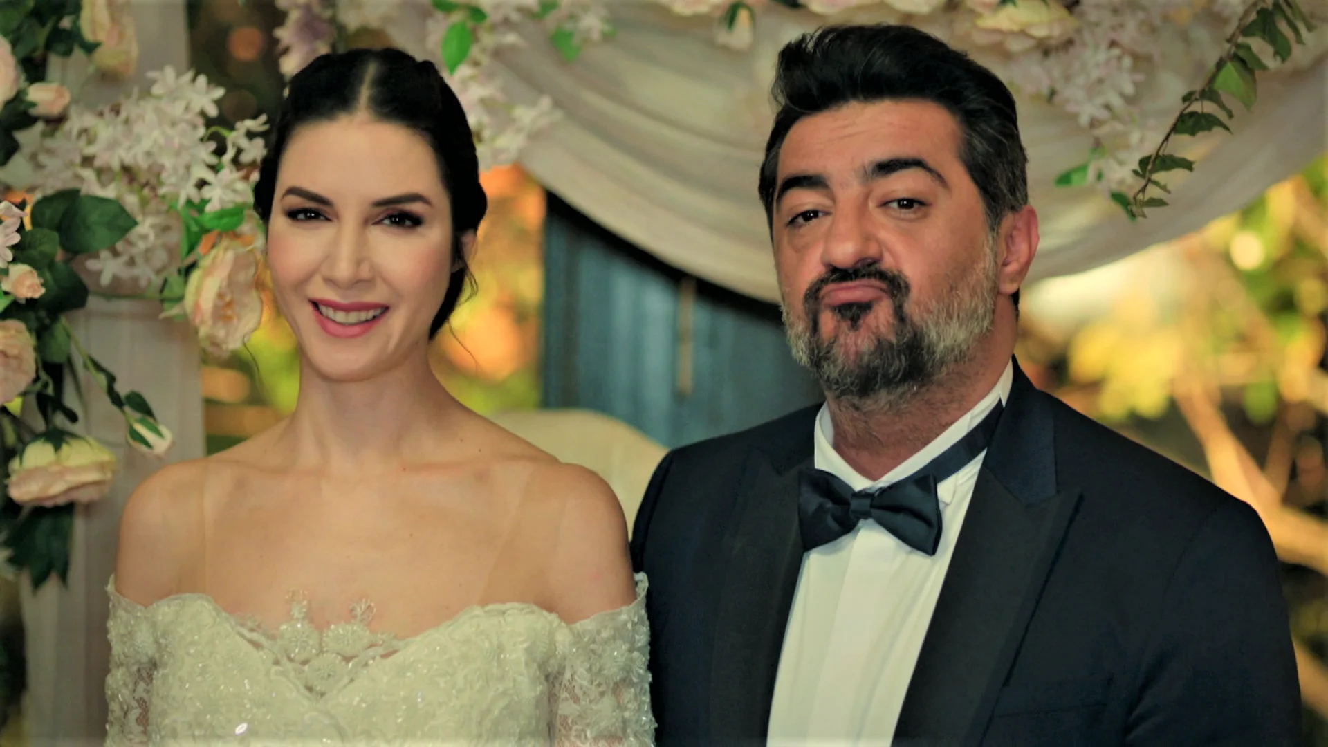 Akif y Suzan se convierten en marido y mujer ante la atenta mirada de Nebahat que...¡se queda sin palabras!