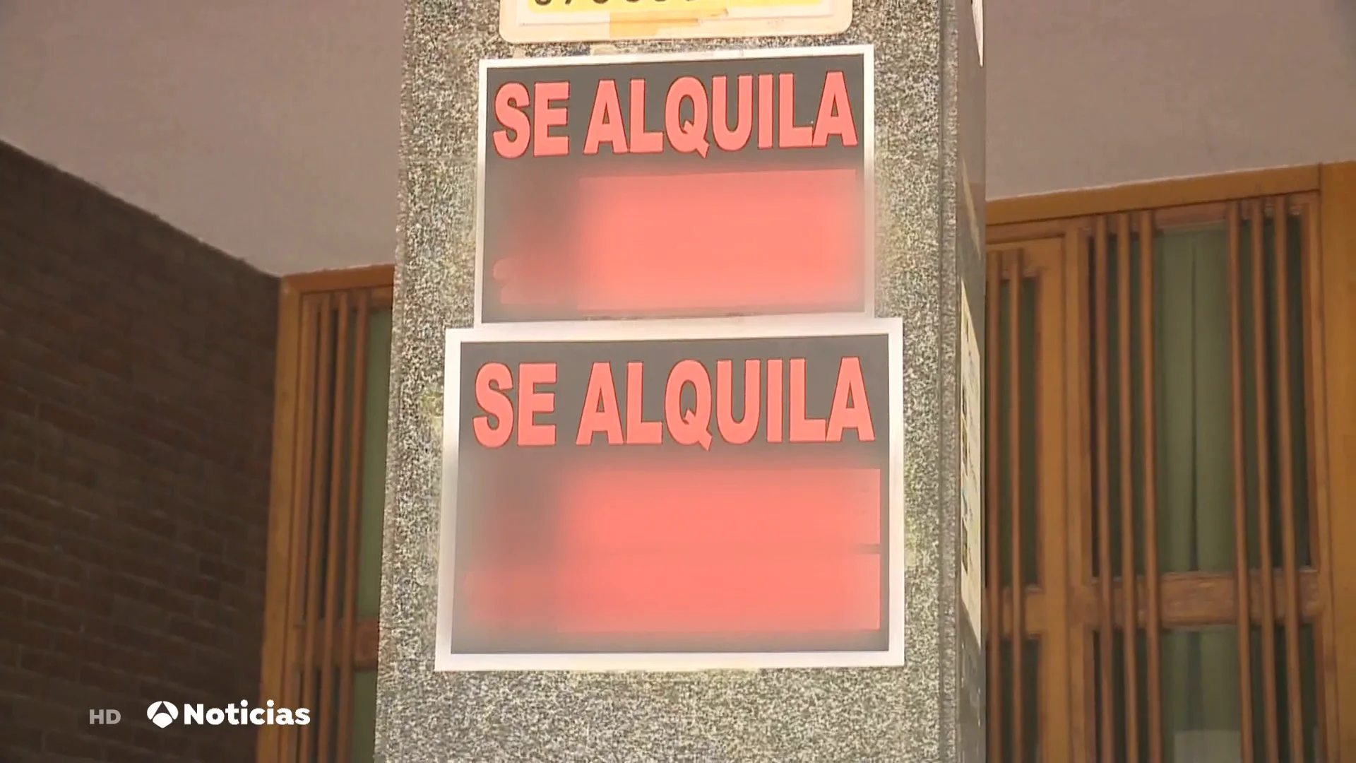 Carteles de 'Se Alquila' en un portal Cucarachas en la cocina y baños que no tragan: aumentan los casos de abuso inmobiliario