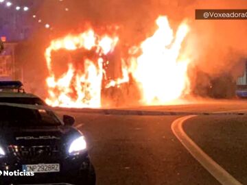 Arden dos autobuses de Vitrasa en el centro de Vigo