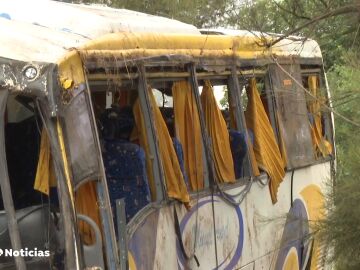 Muere una mujer y otras 40 resultan heridas al volcar un autobús en Almonte, Huelva