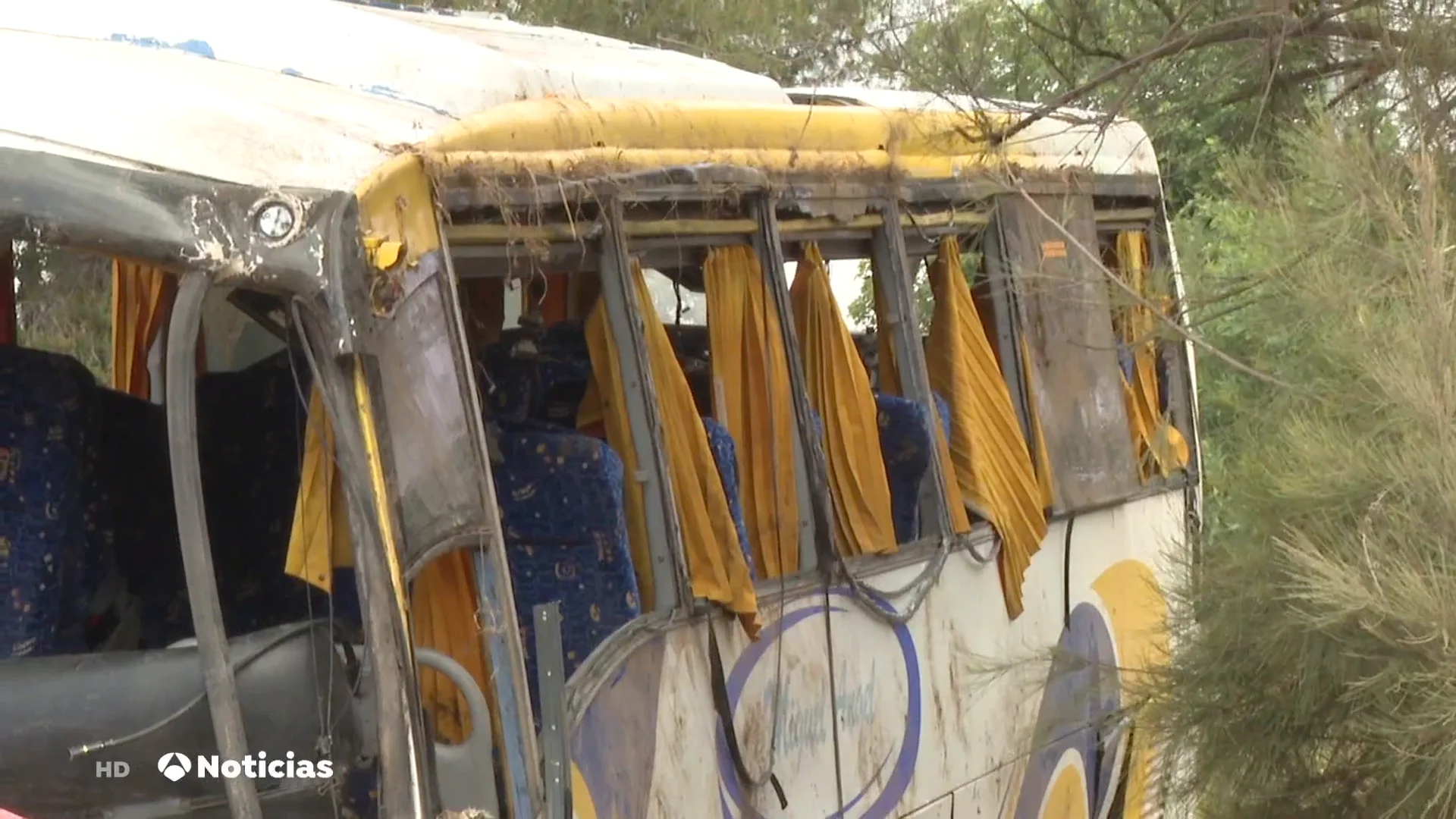 Muere una mujer y otras 40 resultan heridas al volcar un autob&uacute;s en Almonte, Huelva