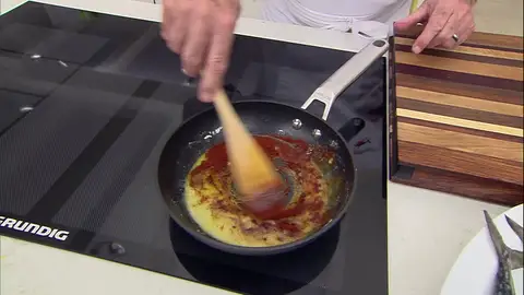 Vierte la salsa de tomate y mezcla bien Vierte la salsa de tomate y mezcla bien