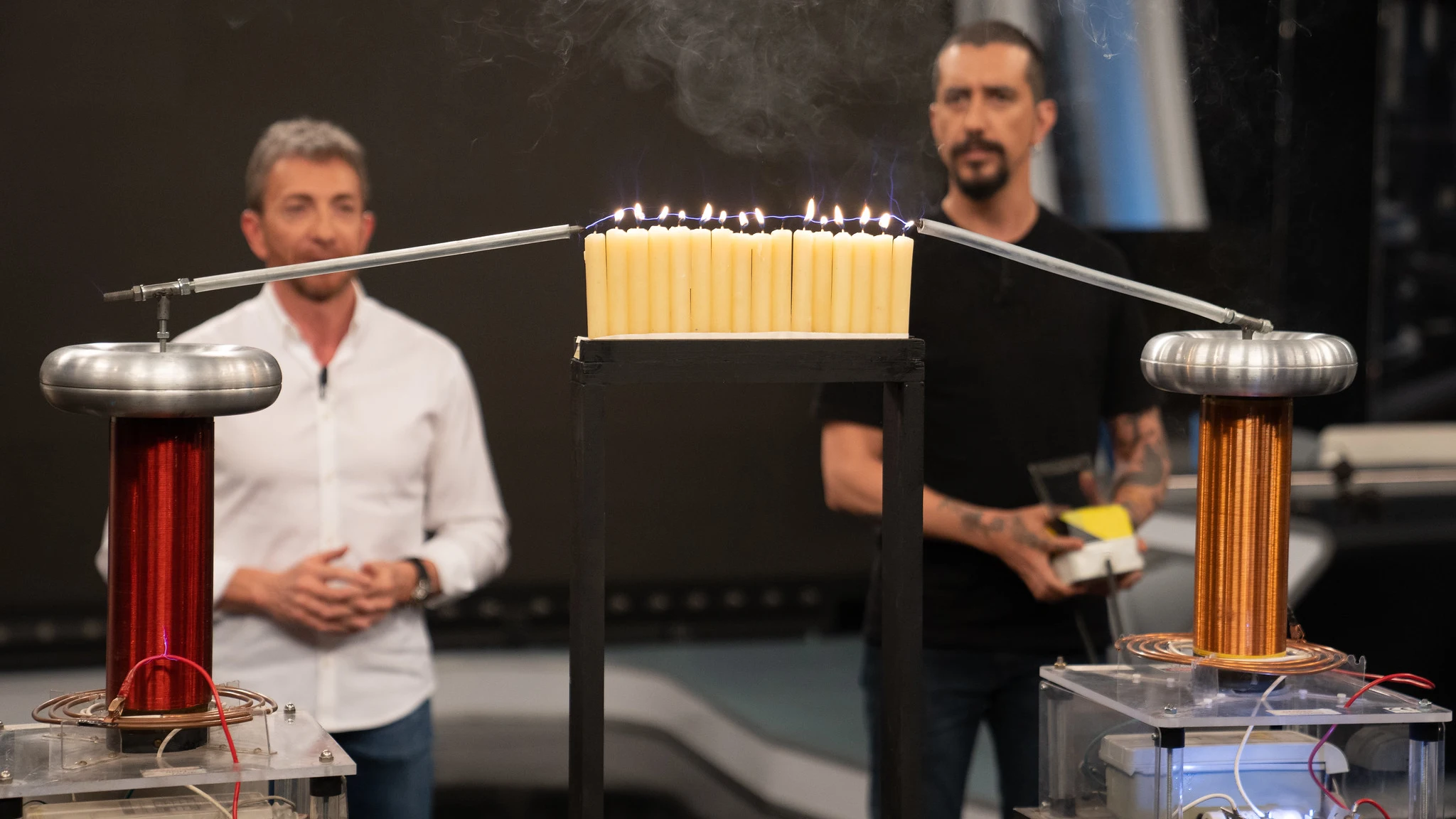 &iquest;Encender velas a distancia? Marron sorprende a Ozuna con un experimento m&aacute;gico