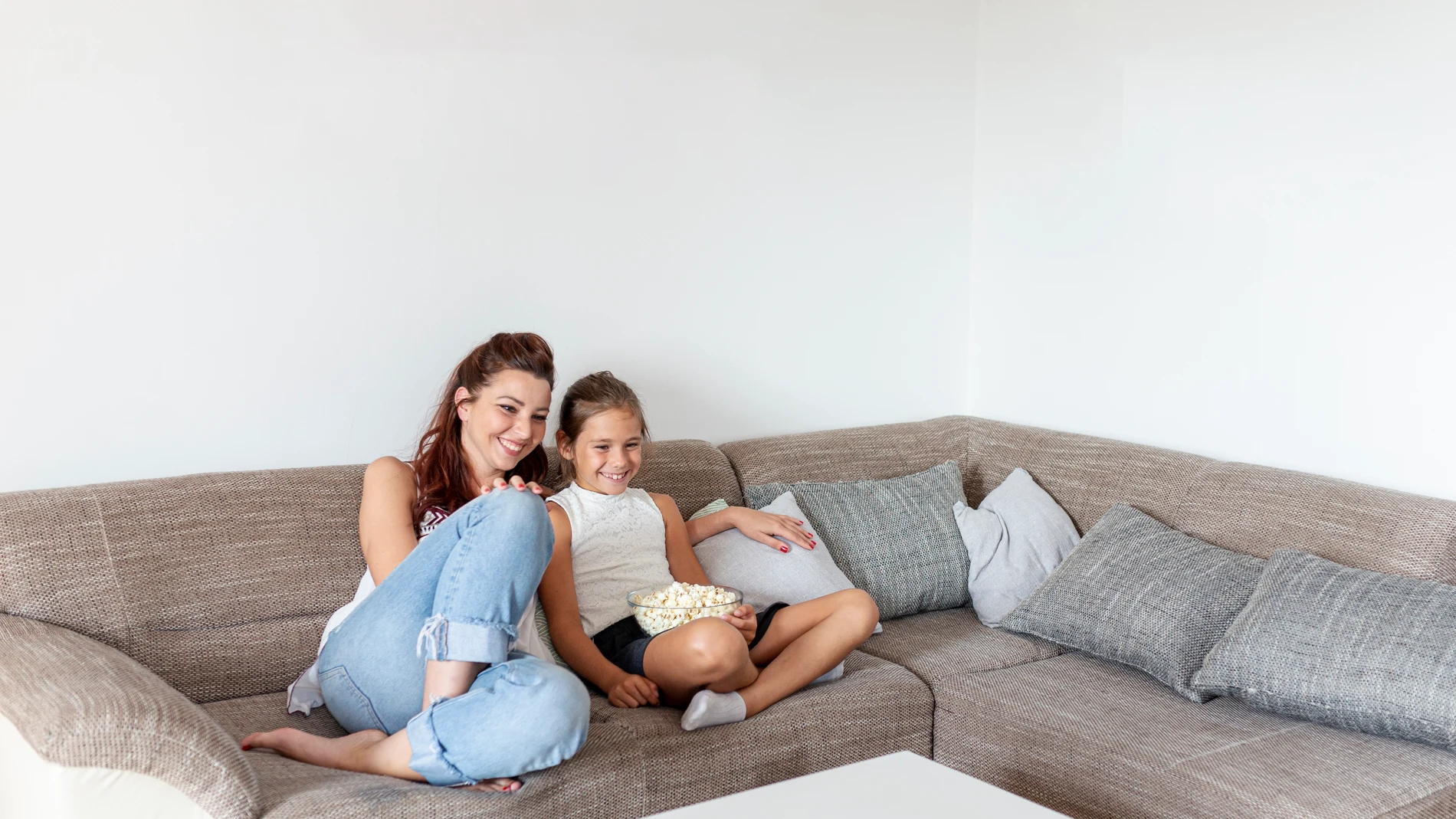 Madre e hija en un sofá