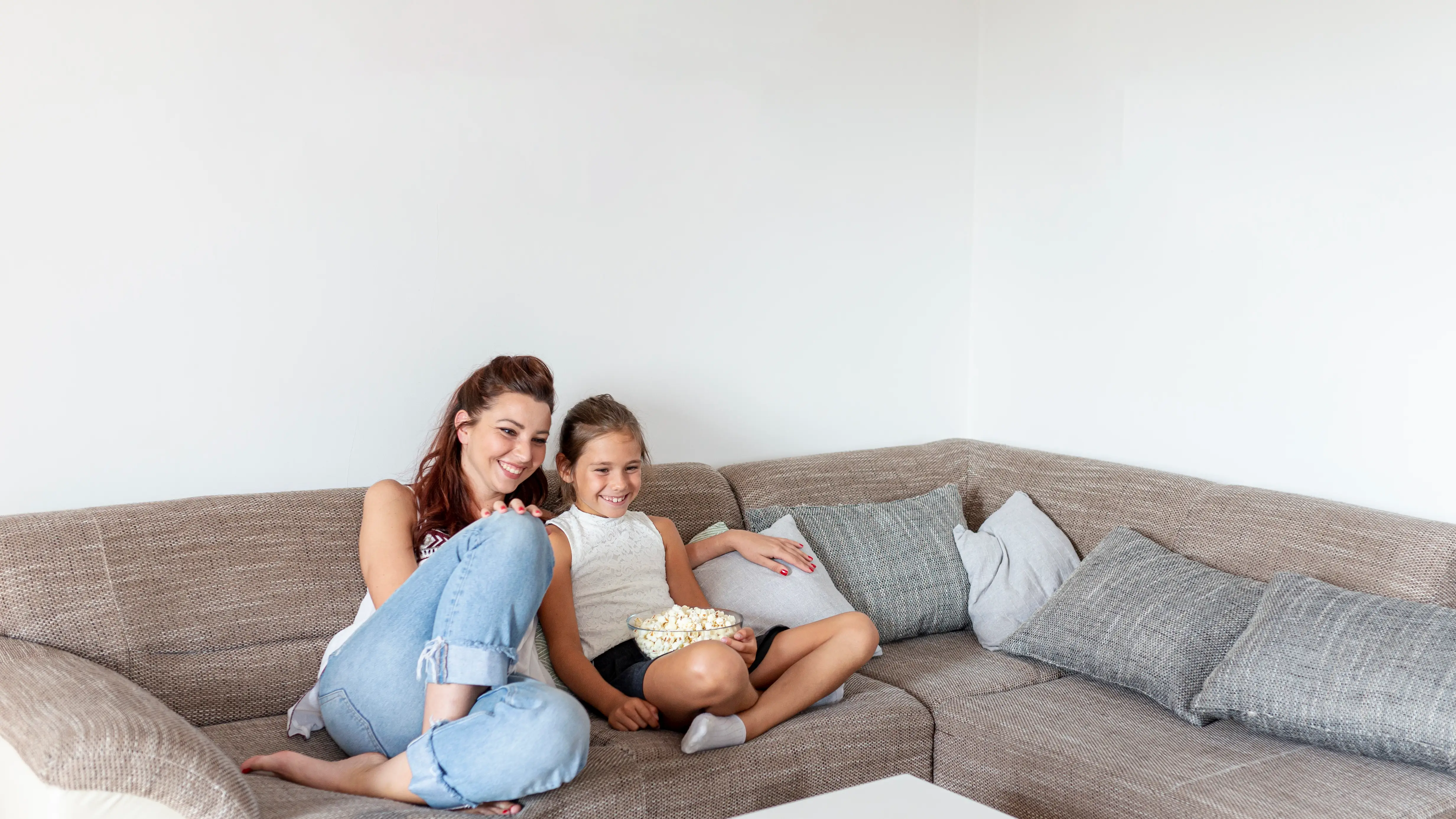 Madre e hija en un sof&aacute;
