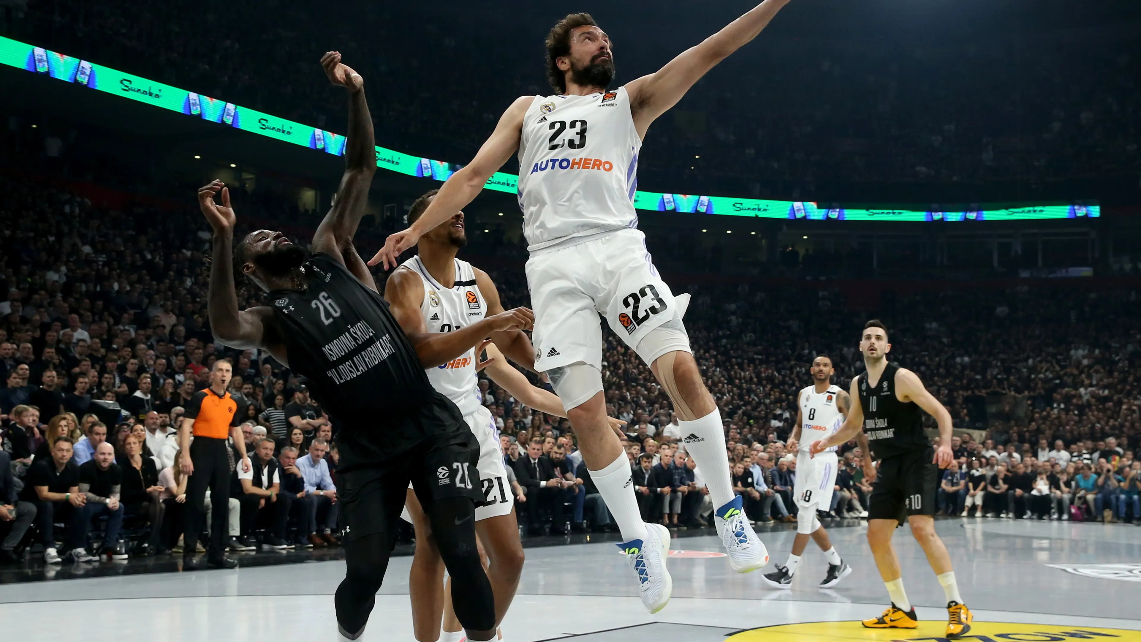 Sergio Llull anota una canasta ante el Partizan Sergio Llull anota una canasta ante el Partizan