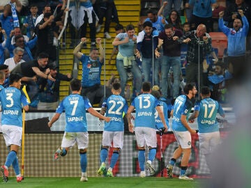 Los jugadores del Nápoles celebran el histórico gol de Victor Osimhen