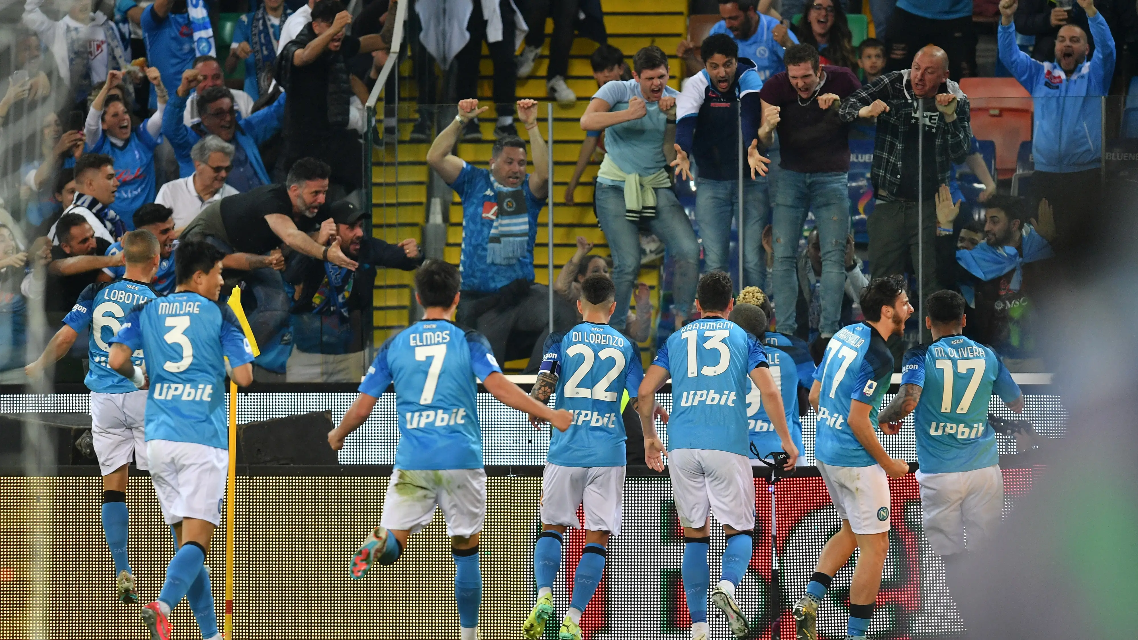 Los jugadores del Nápoles celebran el histórico gol de Victor Osimhen Los jugadores del Nápoles celebran el histórico gol de Victor Osimhen
