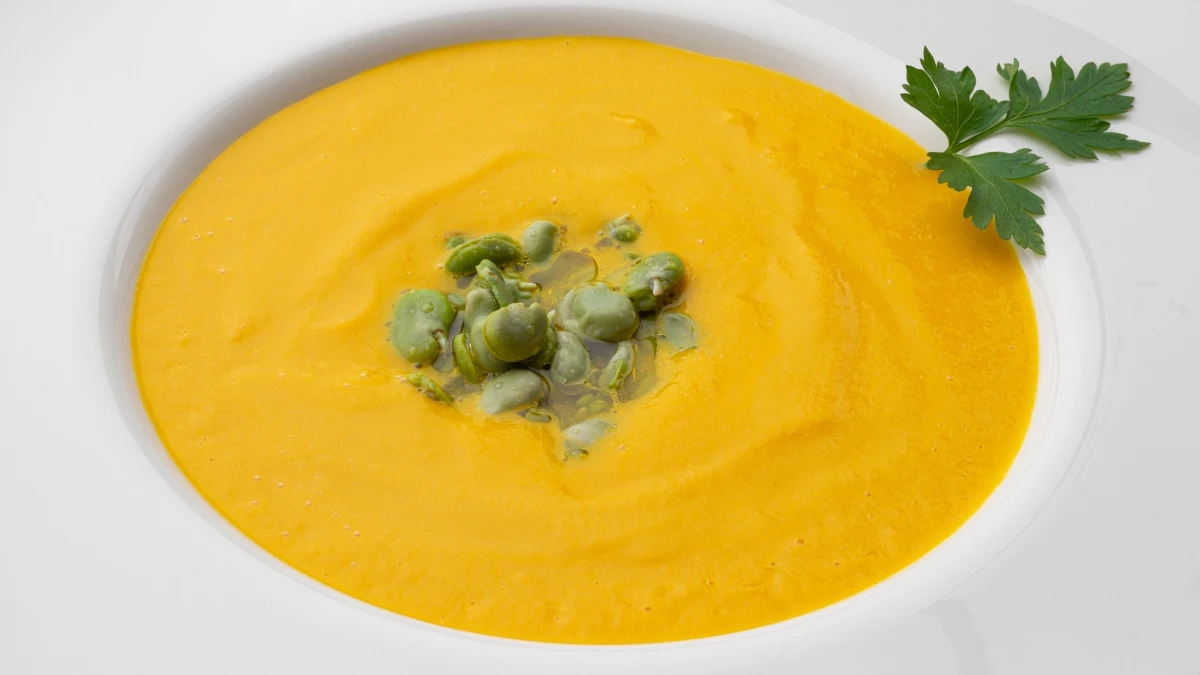 Receta de crema de zanahorias asadas con habitas, de Karlos Arguiñano Receta de crema de zanahorias asadas con habitas, de Karlos Arguiñano