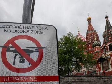 Cartel de "Zona Libre de Drones" en la Plaza Roja de Moscú