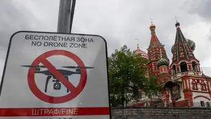Cartel de "Zona Libre de Drones" en la Plaza Roja de Moscú