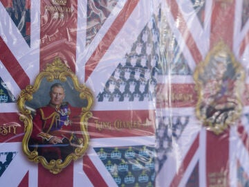 Recuerdos con motivo de la coronación de Carlos III en una tienda de Windsor