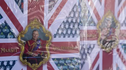 Recuerdos con motivo de la coronación de Carlos III en una tienda de Windsor