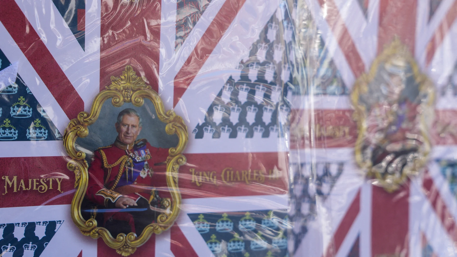 Recuerdos con motivo de la coronación de Carlos III en una tienda de Windsor Recuerdos con motivo de la coronación de Carlos III en una tienda de Windsor