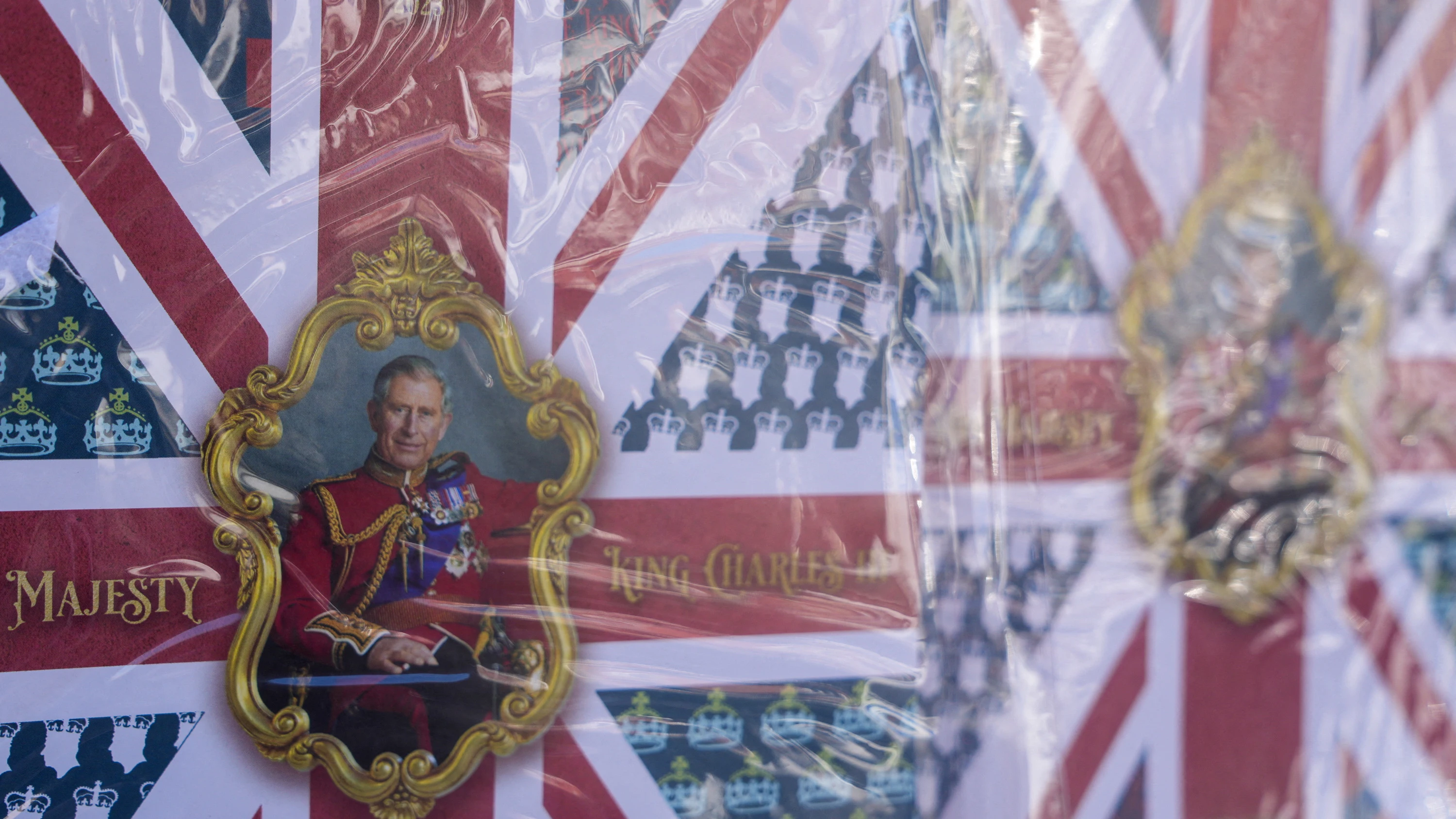 Recuerdos con motivo de la coronación de Carlos III en una tienda de Windsor Recuerdos con motivo de la coronación de Carlos III en una tienda de Windsor