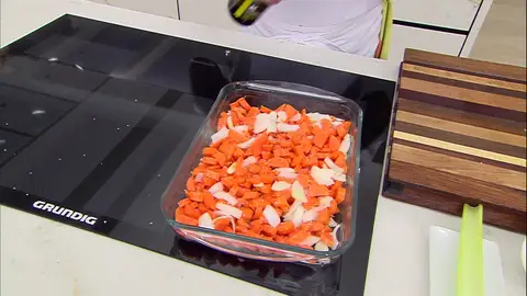 Sazona las hortalizas y riégalas con un par de cucharadas de aceite Sazona las hortalizas y riégalas con un par de cucharadas de aceite