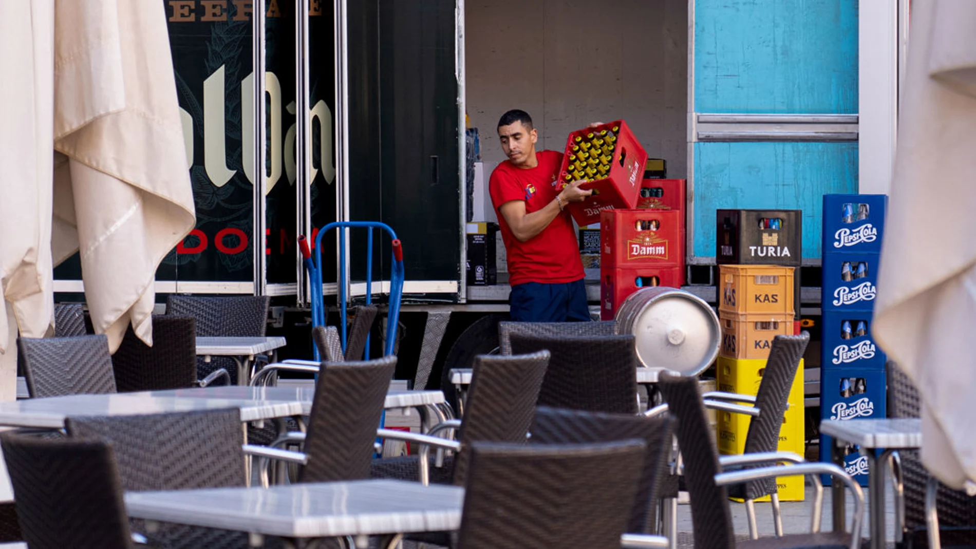Un camarero trabaja este jueves en un bar de Teruel Un camarero trabaja este jueves en un bar de Teruel