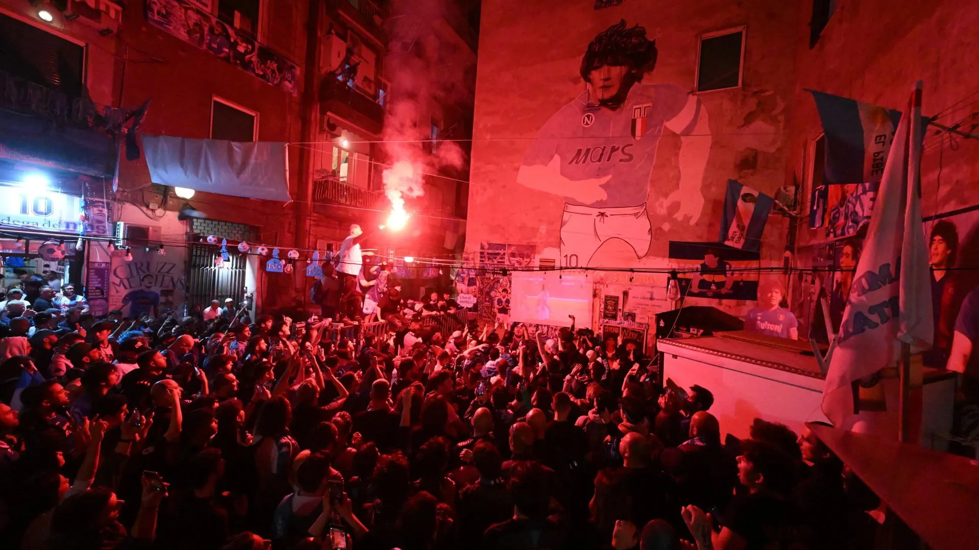 Locura en el barrio español de Nápoles Locura en el barrio español de Nápoles