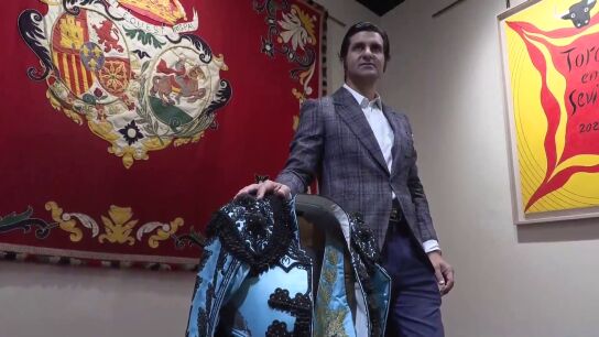 Morante de la Puebla dona el traje de luces con el que hizo historia en la Maestranza de Sevilla