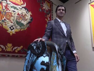 Morante de la Puebla dona el traje de luces con el que hizo historia en la Maestranza de Sevilla