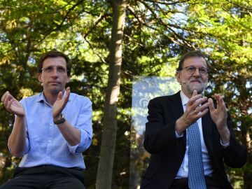 Almeida y Rajoy en un acto con jóvenes del PP