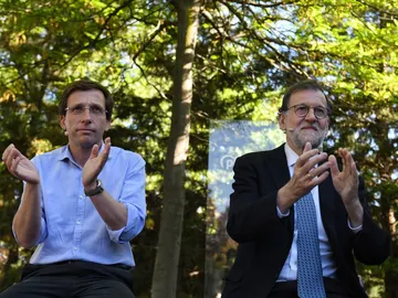 Almeida y Rajoy en un acto con jóvenes del PP Almeida y Rajoy en un acto con jóvenes del PP