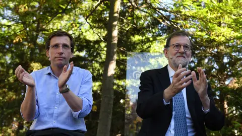 Almeida y Rajoy en un acto con jóvenes del PP Almeida y Rajoy en un acto con jóvenes del PP