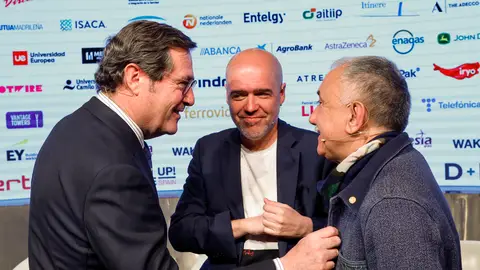 Imagen del presidente de la CEOE, Antonio Garamendi, conversando con los líderes de los sindicatos UGT, Pepe Álvarez y CCOO, Unai Sordo Imagen del presidente de la CEOE, Antonio Garamendi, conversando con los líderes de los sindicatos UGT, Pepe Álvarez y CCOO, Unai Sordo