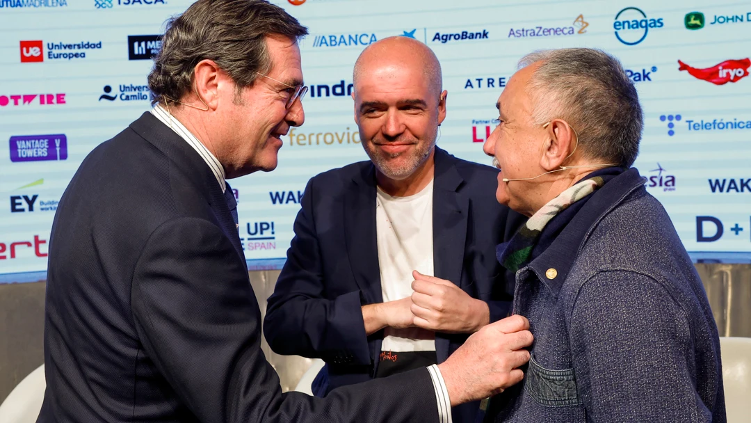 Imagen del presidente de la CEOE, Antonio Garamendi, conversando con los líderes de los sindicatos UGT, Pepe Álvarez y CCOO, Unai Sordo Imagen del presidente de la CEOE, Antonio Garamendi, conversando con los líderes de los sindicatos UGT, Pepe Álvarez y CCOO, Unai Sordo
