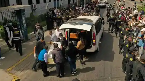 Varias personas cargan los féretros con algunos de los cuerpos recuperados tras el incidente en la mina Yanaquihua Varias personas cargan los féretros con algunos de los cuerpos recuperados tras el incidente en la mina Yanaquihua