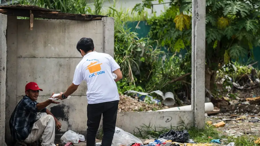 Un voluntario repartiendo comida Un voluntario repartiendo comida