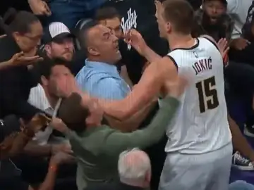 Nikola Jokic empujando al dueño de los Suns Nikola Jokic empujando al dueño de los Suns